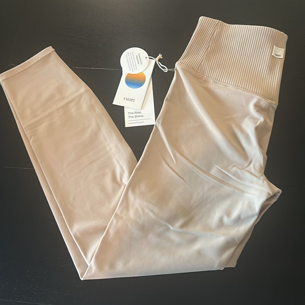 VUORI Rib Studio Legging coconut Women's Performance Leggings size Med *flaw